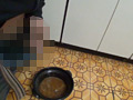 排泄物入り料理を試食させられる女