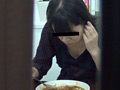 排泄物入り料理を試食させられる女