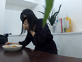 排泄物入り料理を試食させられる女