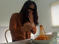 排泄物入り料理を試食させられる女