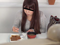 排泄物入り料理を試食させられる女