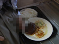 排泄物入り料理を試食させられる女