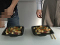 排泄物入り料理を試食させられる女