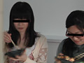排泄物入り料理を試食させられる女