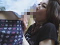 週末にバーベキューを楽しむ近所の仲良し夫婦3組。