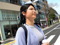 南青山で見つけた文学を愛する敏感な天然巨乳メガネ女子