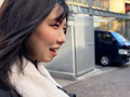 M男が街中で女性にワキを舐めさせて貰う みりな