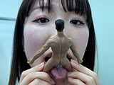 とろあまタレ目女子が唾液たっぷり舐めまわしM男人形