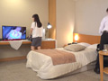 出張先のホテルで女先輩とまさかの相部屋宿泊！まい サンプル画像4