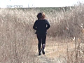 野外放尿してる女を隠し撮りした後、マ○コをさわる！