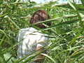 野外放尿してる女を隠し撮りした後、マ○コをさわる！