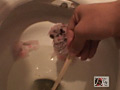 故障したトイレで排便する様子と焦っている様子を○撮