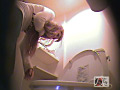 故障したトイレで排便する様子と焦っている様子を○撮