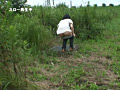野外放尿してる女を隠し撮りした後、マ○コをさわる！2