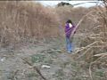 野外放尿してる女を隠し撮りした後、マ○コをさわる！2