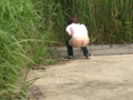 野外放尿してる女を隠し撮りした後、マ○コをさわる！2