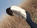 野外放尿してる女を隠し撮りした後、マ○コをさわる！2