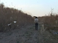 野外放尿してる女を隠し撮りした後、マ○コをさわる！DX