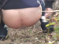 野外放尿する女たち