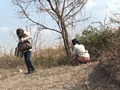 野外放尿する女たち