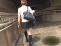 突然スカートめくりでパンティ激撮！