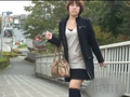 突然スカートめくりでパンティ激撮！