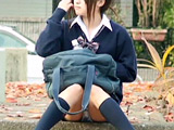 女子○生の太ももと生パンティ（シミ付き）