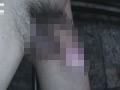 手足を拘束された巨根くんの背後から忍び寄る2本の手！