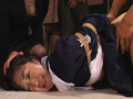 男たちの前ですべてを晒されてピクピク痙攣する敏感娘