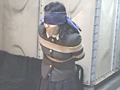 地下室の制服少女