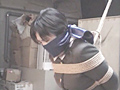 地下室の制服少女