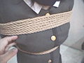 地下室の制服少女