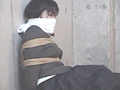 地下室の制服少女