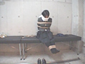 地下室の制服少女