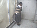 地下室の制服少女