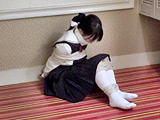 女生徒を縛っていたずら