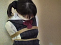 女生徒を縛っていたずら