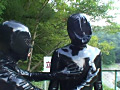 ラバーカップル野外露出デート