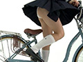 女子○生の自転車パンチラ3
