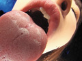 カメラに語りかけキスするバーチャル映像