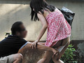 突然野外で、パンツずり下ろし＆水ぶっかけ