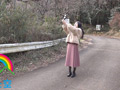 野外露出でストレス発散する美人OL 塩見彩