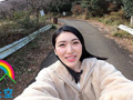 野外露出でストレス発散する美人OL 塩見彩
