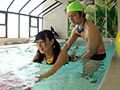 日焼けあとが残るちびとりちゃんとエッチなプール教室