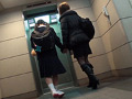 親同伴円交 親に手を引かれ円交させられるパイパン娘