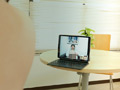 リモートワーク中誰もいないオフィスに部下と二人きり…