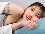 隣で添い寝しながら囁きオナニーをする女の顔