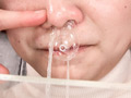 美鼻美女の多量粘度鼻水