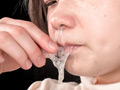 美鼻美女の多量粘度鼻水