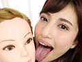マネキンをベロでしゃぶりつくす美女